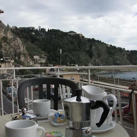 Agon לינה וארוחת בוקר 3*